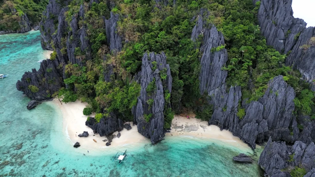 Tropikalna plaża na wyspie Shimizu w El Nido, otoczona wapiennymi klifami i turkusową wodą – Filipiny