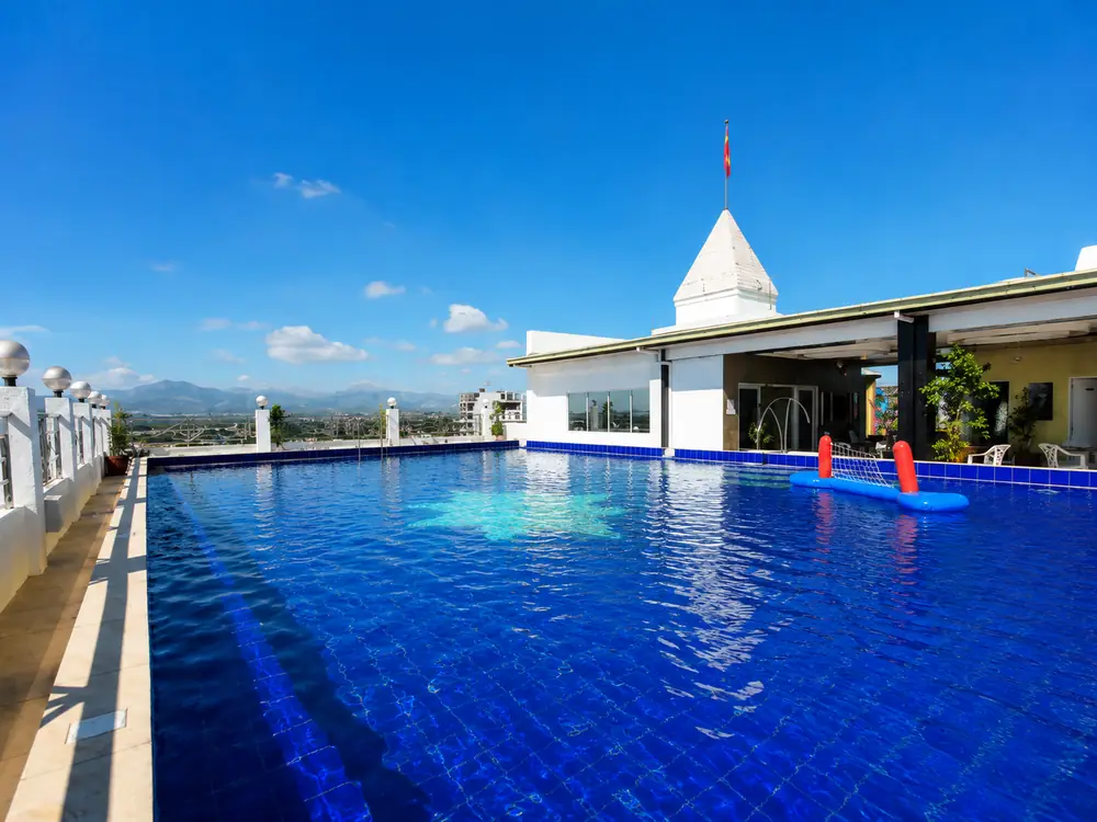 Kandi Palace Clark hotel z basenem przed wyprawą na Pinatubo